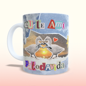 Home Caneca personalizada 325ml com arte de colagem colorida e dois patos formando um coração com a frase “Eu te amo Patodavida